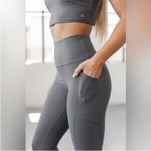 Savvi Geo Legging w Pockets In Solid Gray. Size S